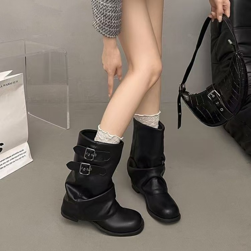 Boot Sock Slouchy - รองเท้าบูทผู้หญิงสีดำทรงหลวมระดับกลางน่อง ตกแต่งหัวเข็มขัดคู่ ส้นเตี้ยทรงบล็อก ปิดด้วยซิป สไตล์เรโทร พร้อมดีไซน์จีบ